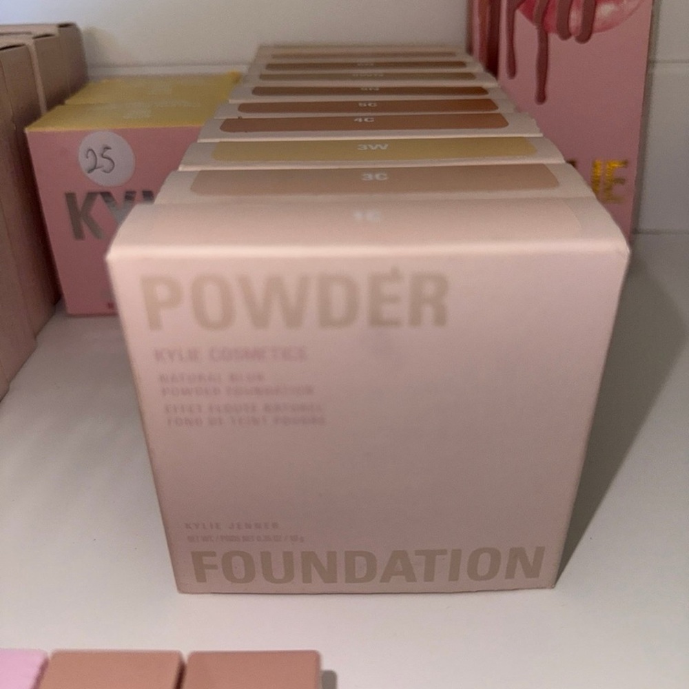 Kylie Cosmetics Powder Foundation Seamless Coverage